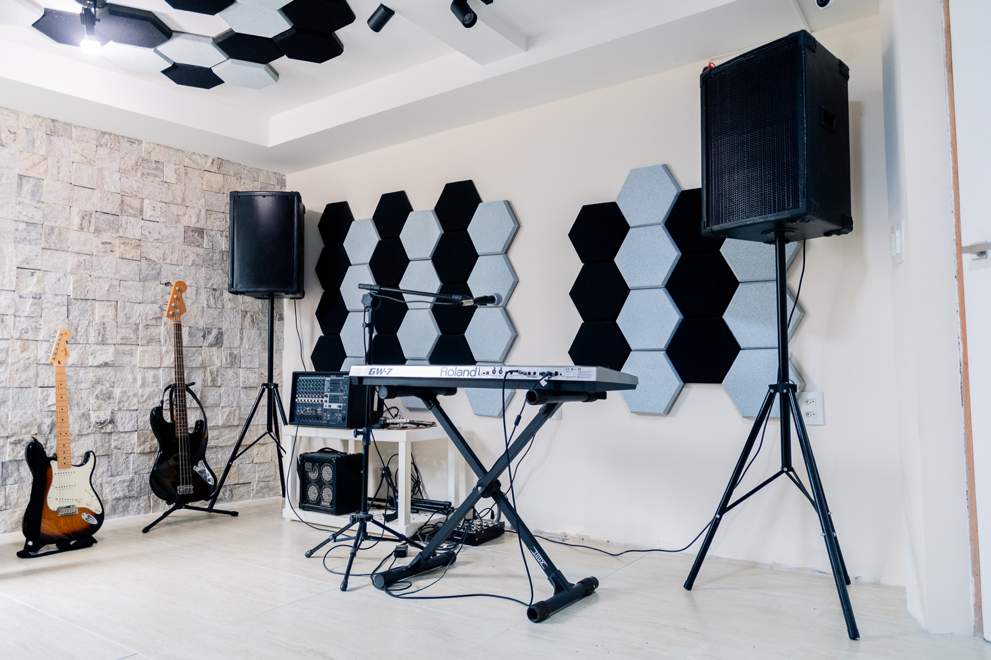 Teclado, caixas e tratamento acústico da sala