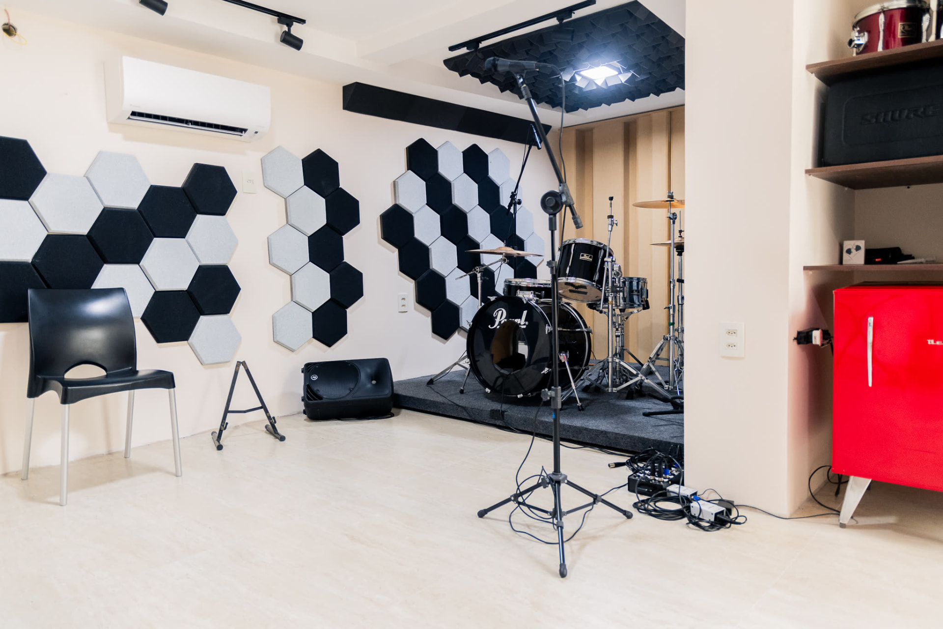Sala preparada do estúdio Kras com bateria montada